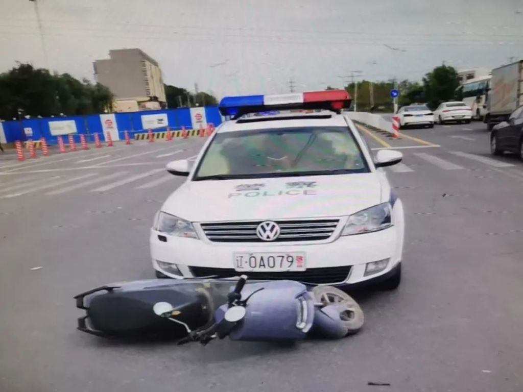 沈阳一男子将私家车改为白色警车，与电动车剐碰后被民警识破