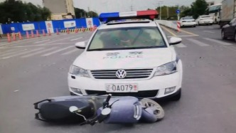 沈陽一男子將私家車改為白色警車，與電動車剮碰后被民警識破