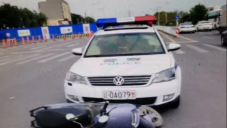 沈阳一男子为拉风将私家车改为“白色警车”，与电动车剐碰后被民警查获