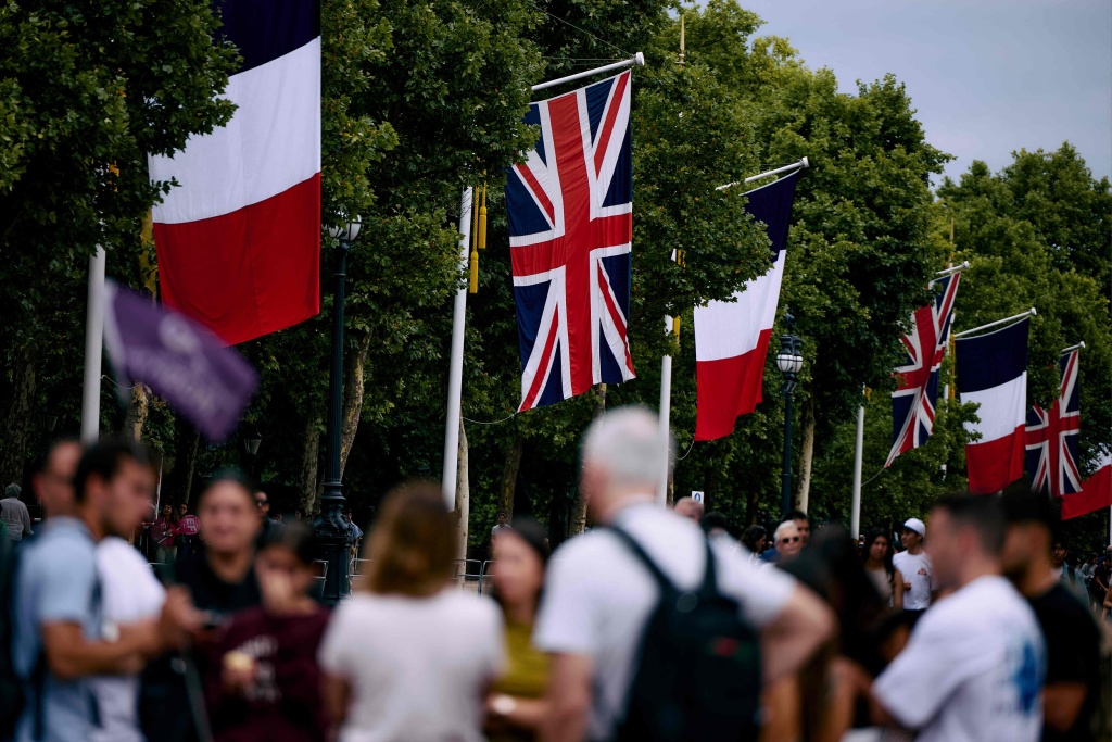 全球前瞻｜“特朗普关税”谈判大限将至，马克龙访英重启英欧？