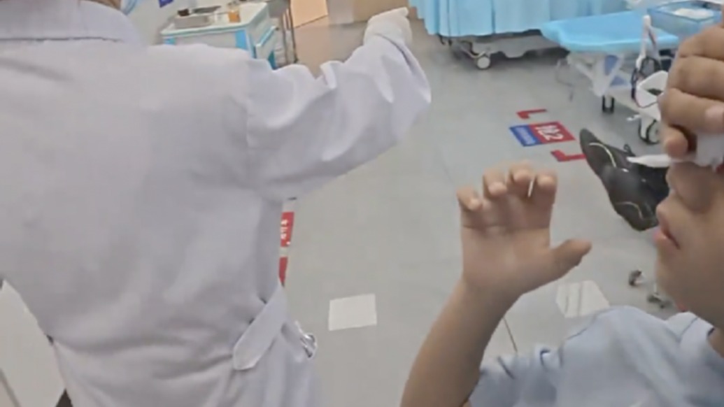 “就一股勁往前沖了”，上海街頭遇男孩磕傷腦袋，外賣小哥暫停送單載其趕往醫(yī)院