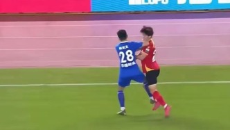 马上评丨杨笑天被罚，苏超对球场“小动作”说不