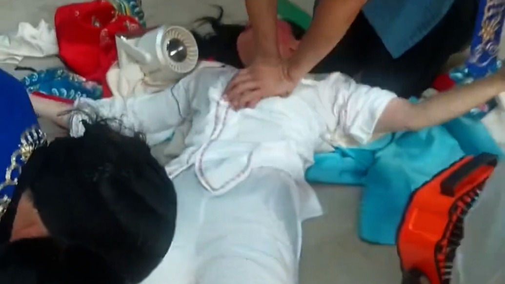 戲曲演員高溫天演出暈倒，同事心肺復蘇急救