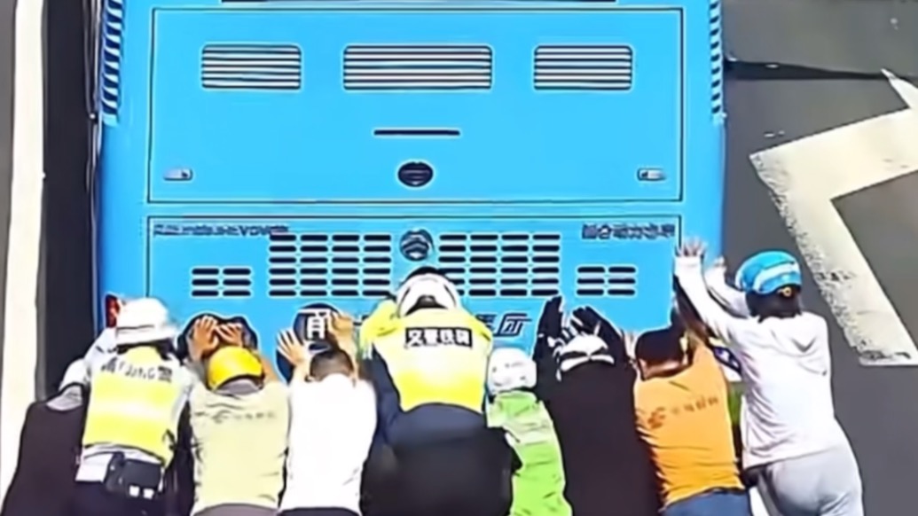 外賣小哥超時可能在當“超人”！公交車拋錨后民警一聲呼喊，他們從人群中沖出幫忙