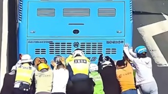 外賣小哥超時可能在當(dāng)“超人”！公交車拋錨后民警一聲呼喊，他們從人群中沖出幫忙