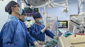 老人感冒后只能坐著呼吸，上海醫(yī)生為其心臟換“閥門”
