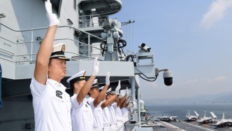 海军山东舰航母编队圆满结束访问驶离香港，香港特区政府以“水门礼”欢送
