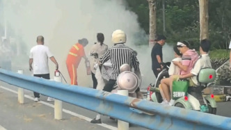 38℃高温下三轮车突然冒烟起火，热心市民与环卫工联手扑救