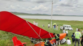 锡林郭勒一景区观光固定翼飞行器发生故障，当地通报：紧急迫降，两人受伤