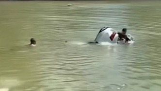 游客车辆溜坡坠入湖中，百色3名勇士下水救起1个大人4个小孩