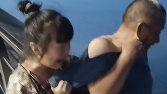 “爷爷，我不要了！”孙女哭拦爷爷下水捡玩具，童真与亲情的双向守护