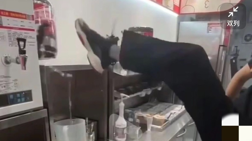 蜜雪冰城被曝員工用腳關(guān)直飲水桶，客服回應：將核實
