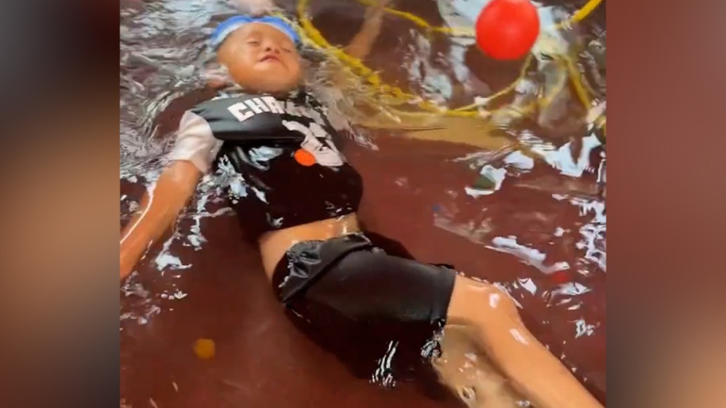 安全又降暑！爸爸用“三蹦子”給娃造了個游泳池