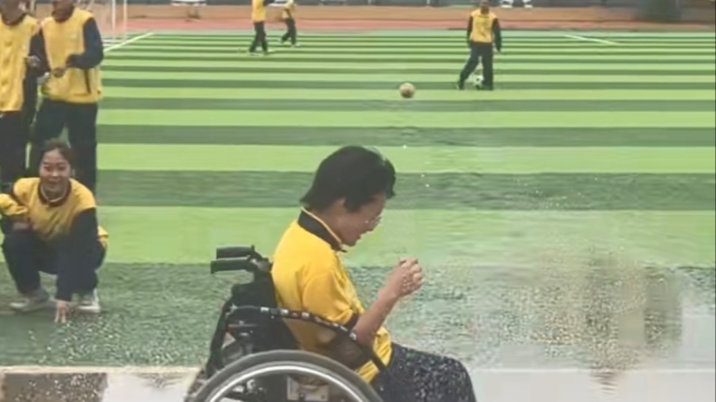 好像看見了余華和鐵生！朋友們推輪椅女孩“沖浪”，水花濺起最動(dòng)人的友誼