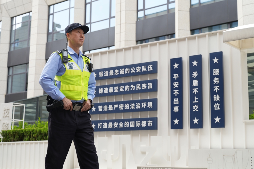 “说谎”12年，这位上海民警为何能获评“诚信之星”？
