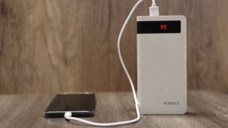 旁白丨“曾有一塊充電寶，它叫羅馬仕”