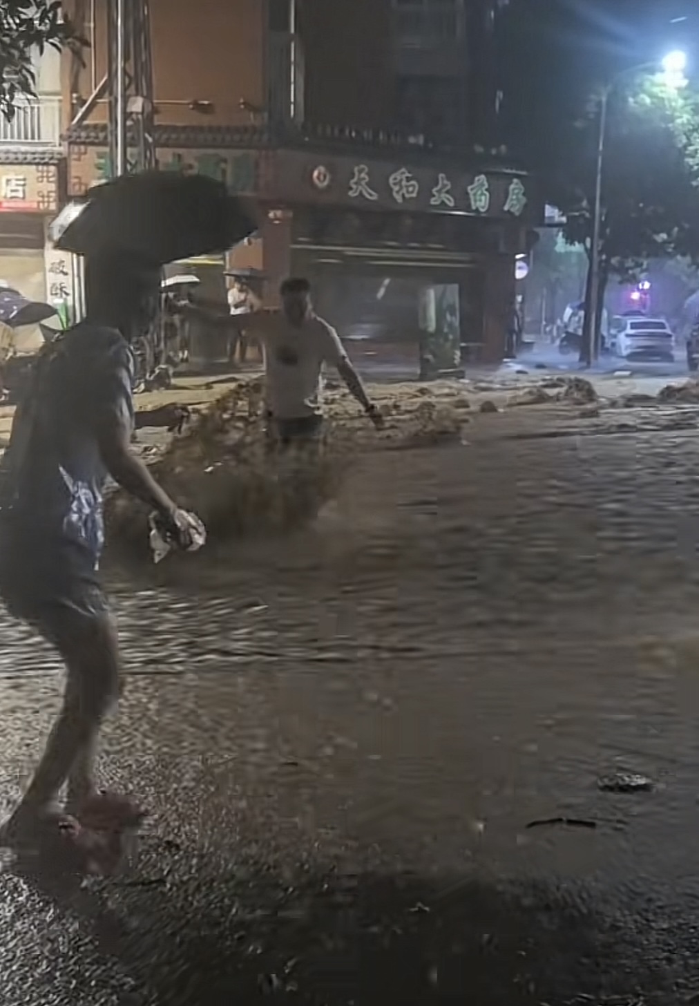 云南威信县9个观测站达大暴雨级别，城区部分区域积水停电