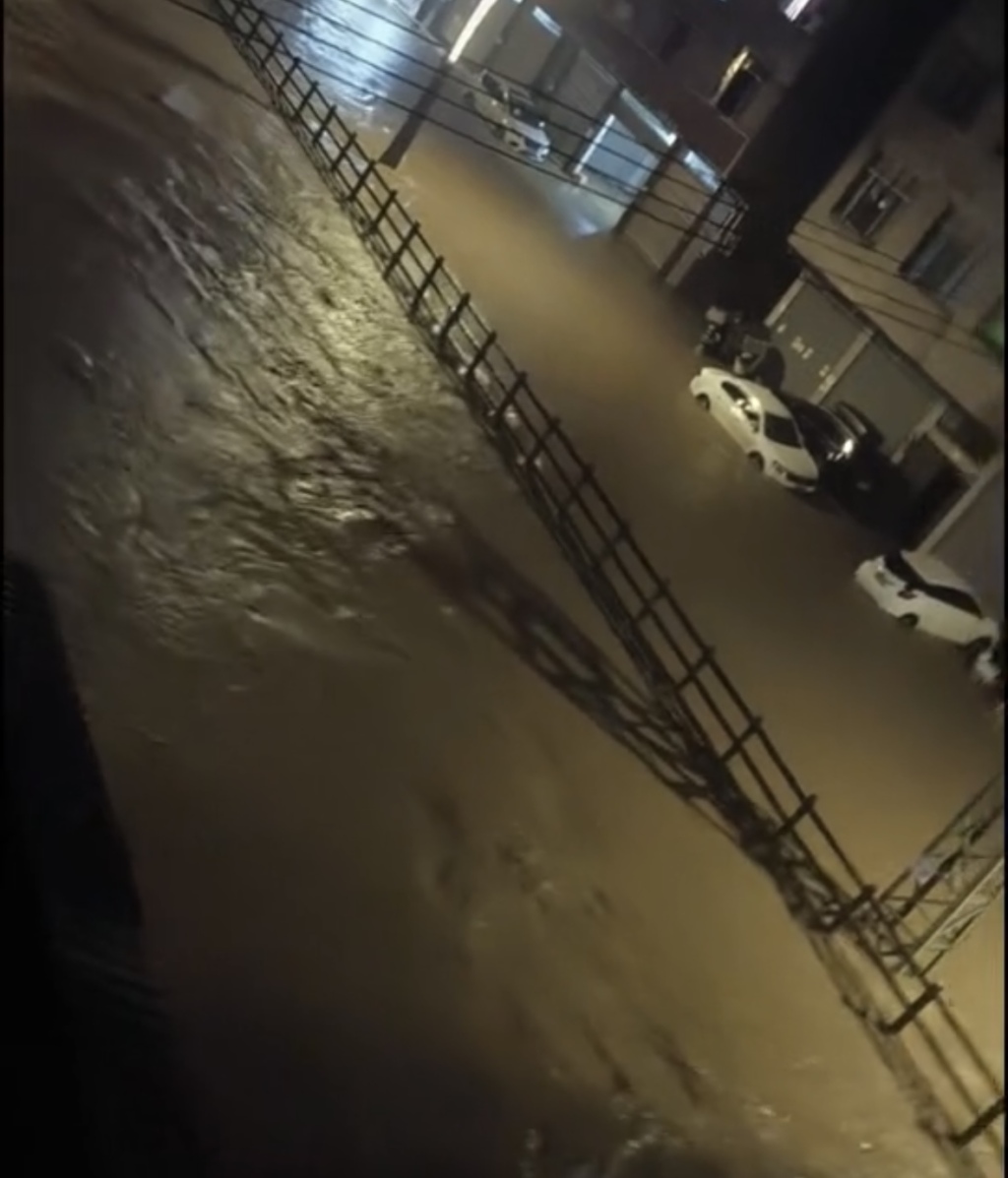 云南威信县9个观测站达大暴雨级别，城区部分区域积水停电
