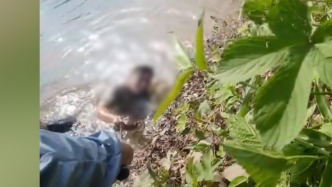 男子下河救人双双被困，钓友伸出鱼竿救回两人