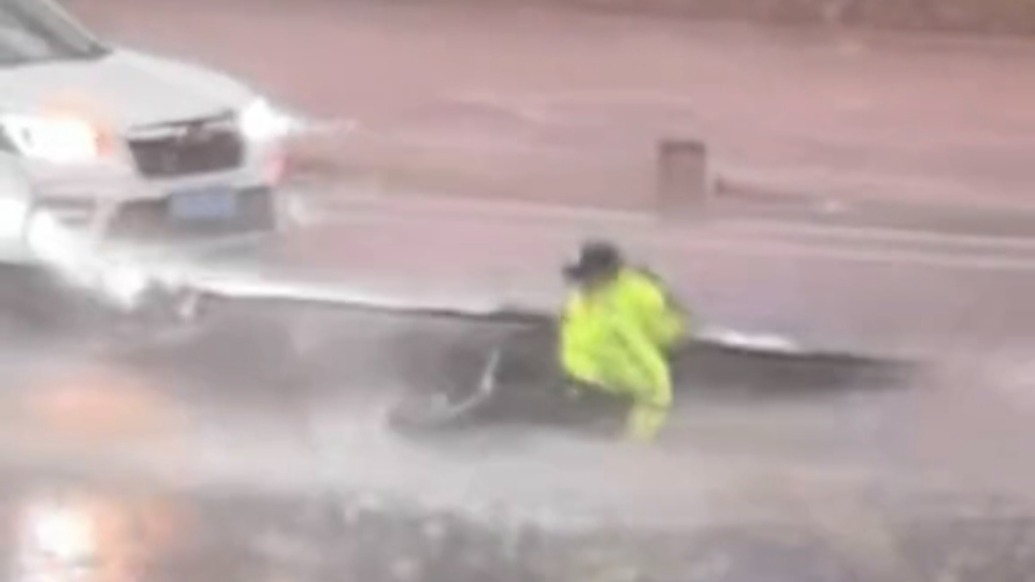 看著心疼！交警雨中全力清障，多次摔倒仍堅(jiān)定爬起