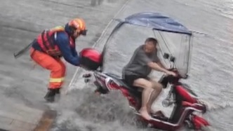 “車也給你拉回來！”男子騎摩托車被困激流，消防員拼全力先拽人后拽車