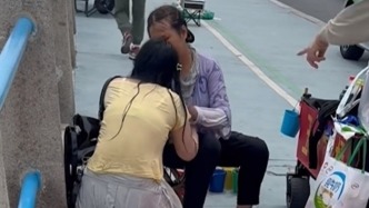 游客為撿手機落水被青島大姨救起：“這第二次生命是你給我的”