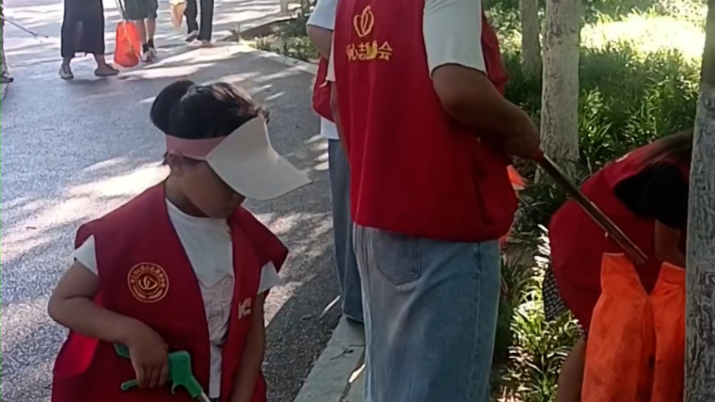 “增強(qiáng)孩子環(huán)保意識”，志愿者家長帶孩子假期組團(tuán)公園撿垃圾