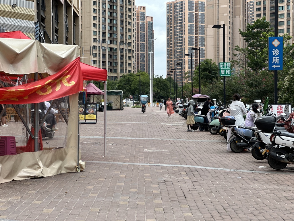 男童在餐馆外遭醉汉用塑料椅砸头：或需做开颅手术，伤人者已被刑拘