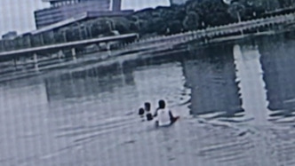 男子下水救人雙雙被困，休假消防員路過施救