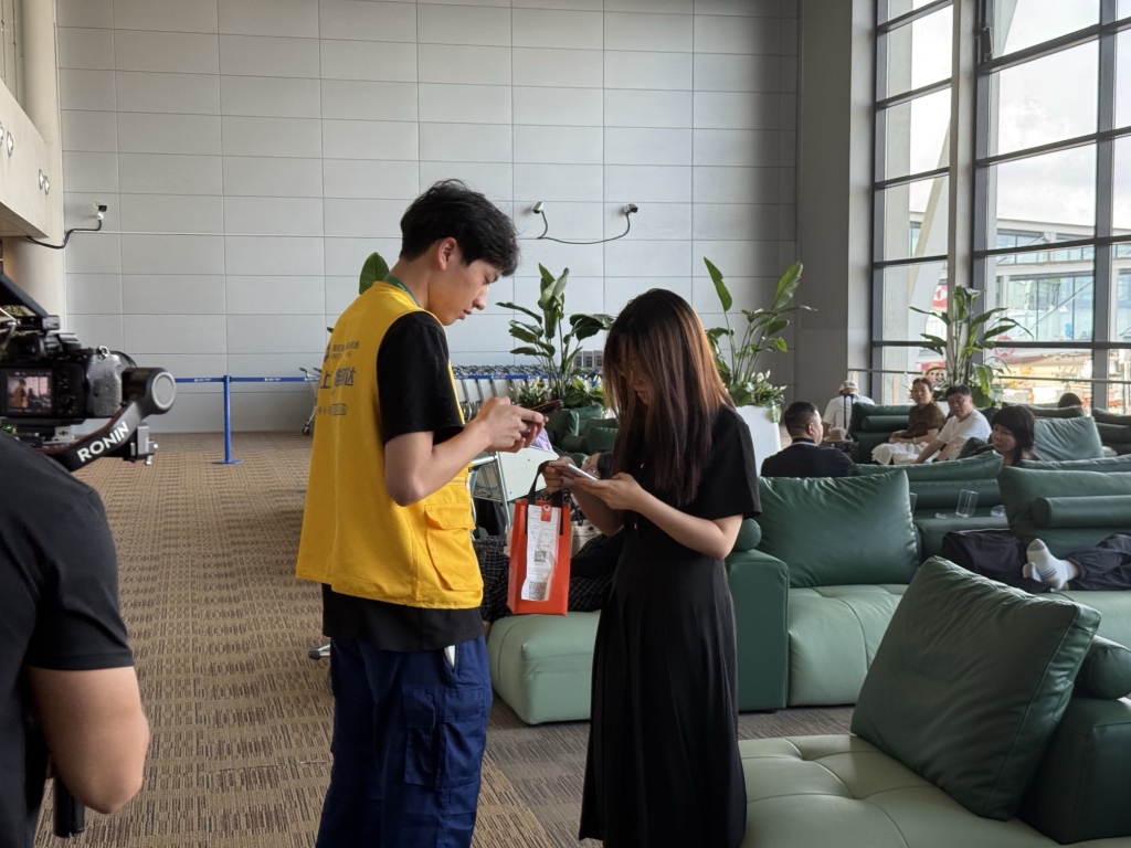 1小时65元的睡眠舱、免费淋浴间和点单配送，记者实探浦东机场服务“上新”