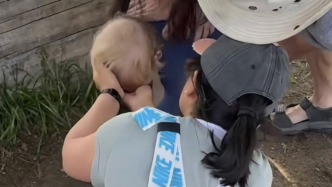 媽媽+醫(yī)生本能！中國女醫(yī)生用海姆立克法2分鐘救回1歲加拿大娃