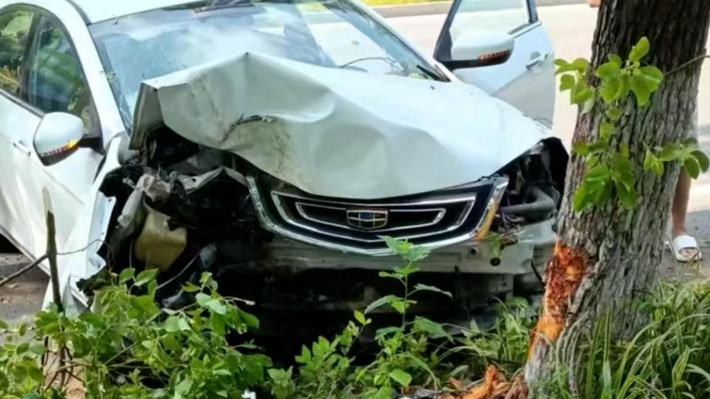 高温天气未开空调中暑，男子驾车失控撞路边绿化带