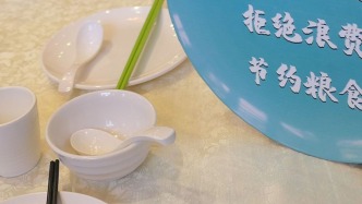 會場換小瓶礦泉水、食堂賣小份菜，央媒：反浪費向制度創(chuàng)新要動力