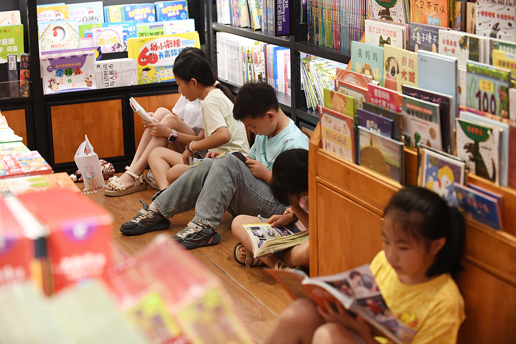 2025年过半，文学书卖不动了？