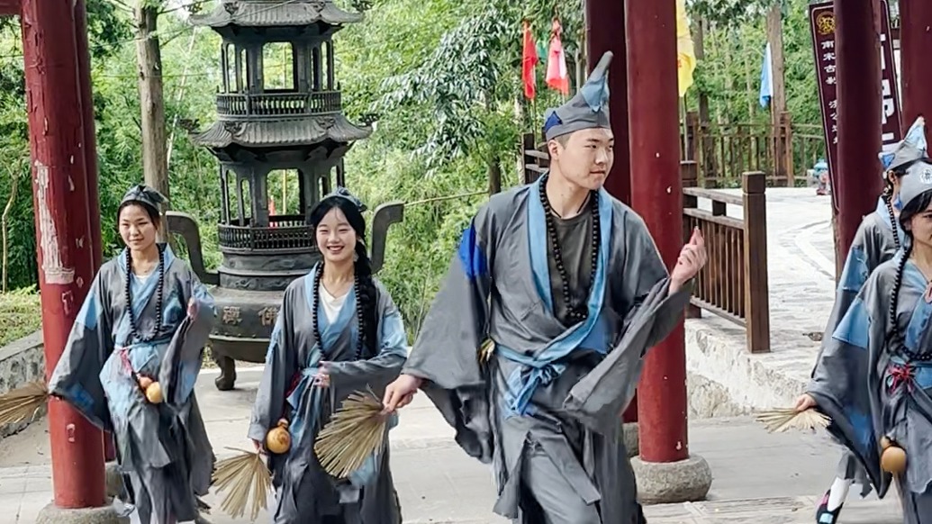 “只要有一点希望就不放弃”，大一男生为救重病爷爷在景区兼职NPC