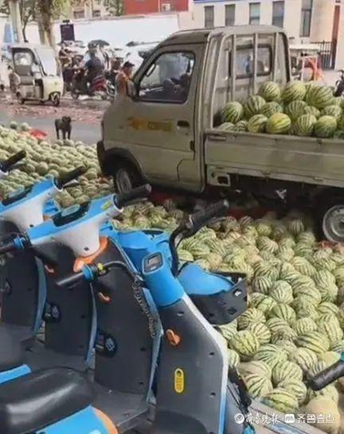 马上评｜西瓜摊占道经营，为何网民这次支持城管