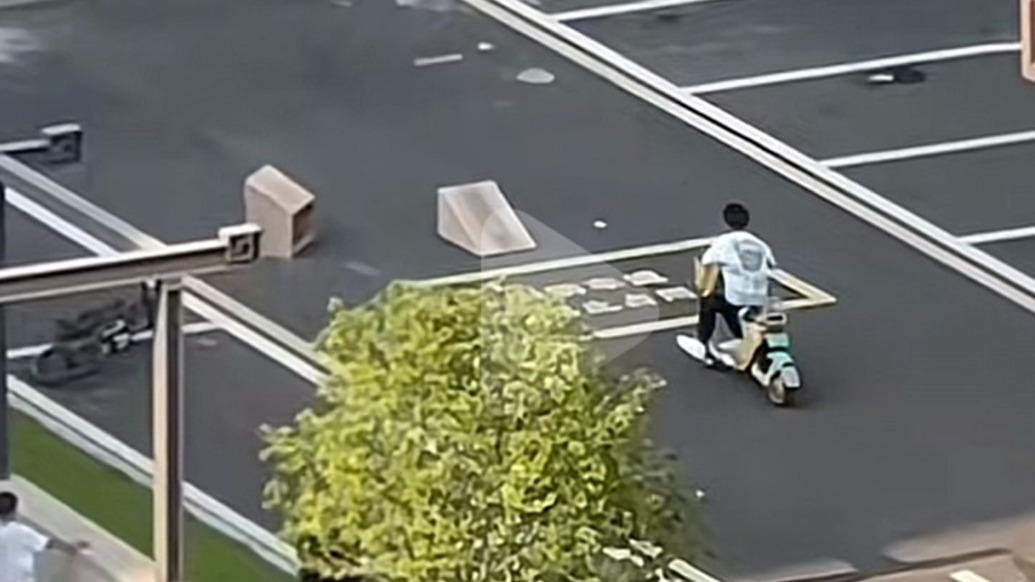 男孩在小區(qū)內(nèi)故意摔壞共享單車(chē)，物業(yè)：共享單車(chē)禁入，會(huì)多加巡查