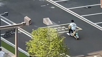 男孩在小區(qū)內(nèi)故意摔壞共享單車，物業(yè)：共享單車禁入，會多加巡查