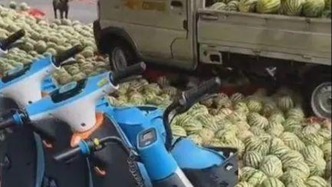 马上评｜西瓜摊占道经营，为何网民这次支持城管