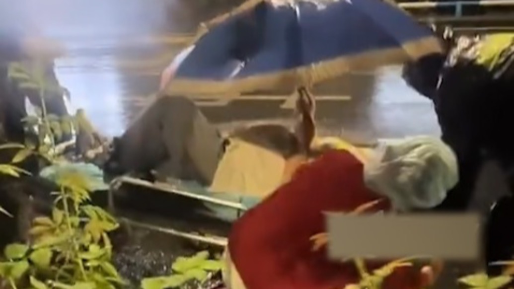 爱的托举！暴雨致临产孕妇被困，医生和热心路人合力转移