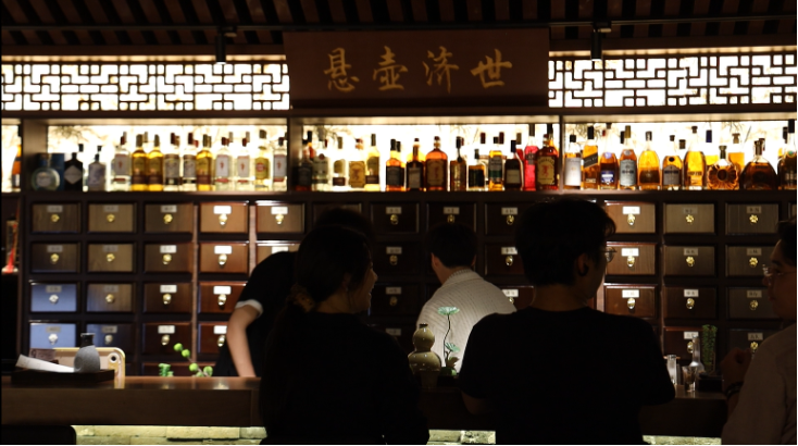 记录中国丨夜市里的“朋克养生”：年轻人到酒馆看中医