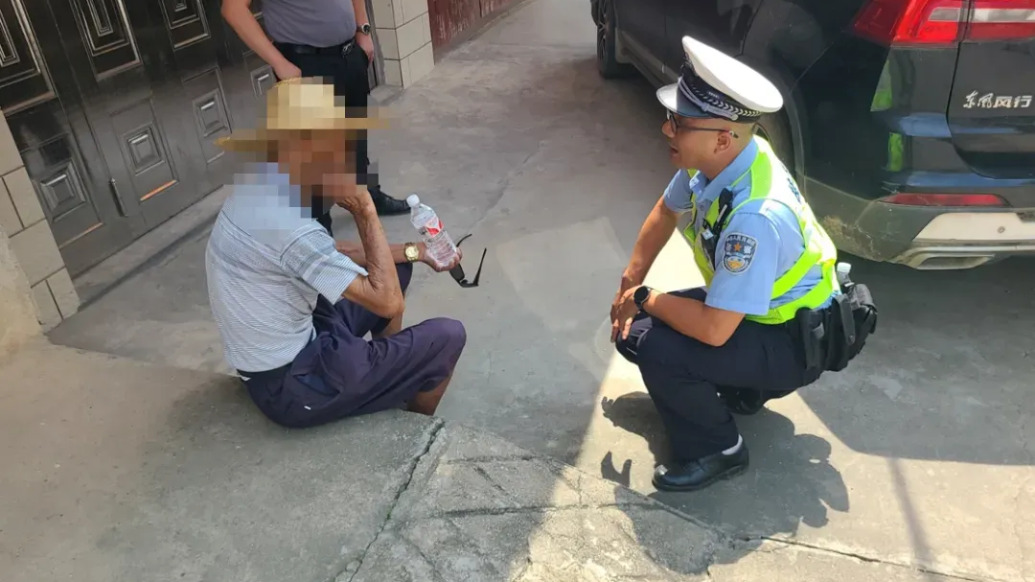 高温天九旬老人赶圩时晕倒，交警及时救助