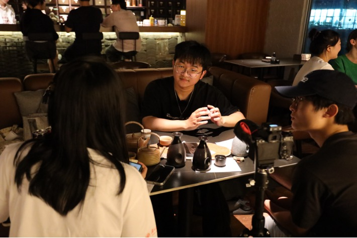 记录中国丨夜市里的“朋克养生”:年轻人到酒馆看中医