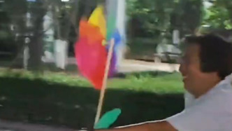 快樂得像個(gè)孩子！高校宿管阿姨騎電動車轉(zhuǎn)動畢業(yè)生送的大風(fēng)車