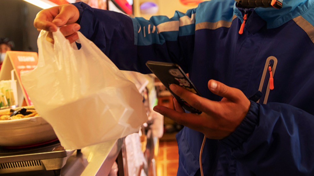 善意的雙向奔赴！小伙外賣(mài)點(diǎn)錯(cuò)地址小哥繞遠(yuǎn)配送，獲贈(zèng)冰鎮(zhèn)飲料和打賞