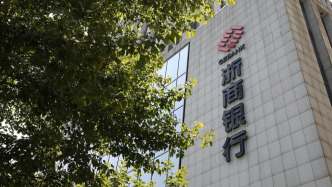 浙商銀行董事長陸建強(qiáng)到齡辭任，新任行長陳海強(qiáng)代為履職