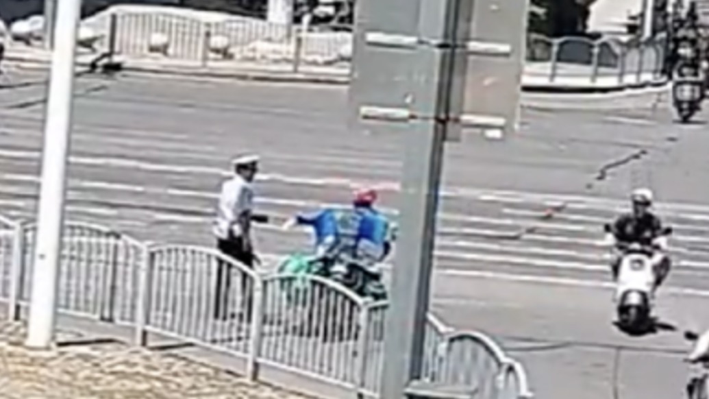 上海交警酷暑執(zhí)勤遇外賣(mài)小哥“清涼投喂”:沒(méi)收但還是瞬間充滿(mǎn)力量