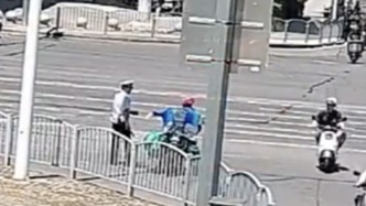 上海交警酷暑执勤遇外卖小哥“清凉投喂”：没收但还是瞬间充满力量