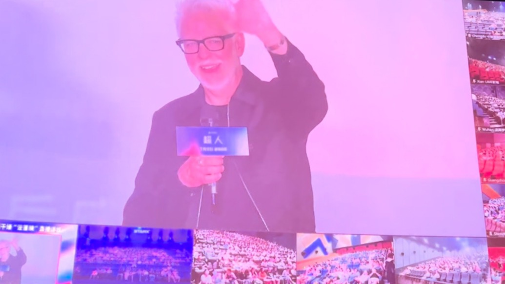 嘿，那家伙穿得像超人！“滚导”来中国参加《超人》首映