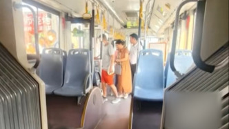 成都公交集團(tuán)回應(yīng)“新能源公交車上疑似有汽油味”：司機(jī)排查無(wú)果要乘客下車合規(guī)